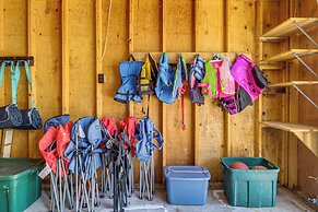 2 Blocks to Boat Ramp: Higgins Lake House w/ Grill