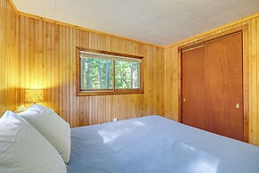 2 Blocks to Boat Ramp: Higgins Lake House w/ Grill