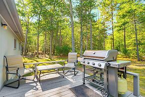 2 Blocks to Boat Ramp: Higgins Lake House w/ Grill