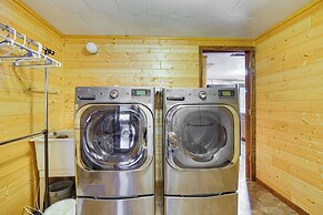 2 Blocks to Boat Ramp: Higgins Lake House w/ Grill