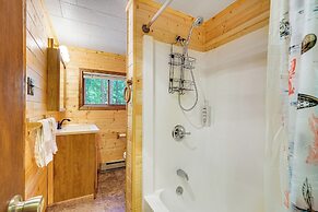 2 Blocks to Boat Ramp: Higgins Lake House w/ Grill