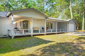2 Blocks to Boat Ramp: Higgins Lake House w/ Grill