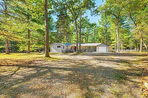 2 Blocks to Boat Ramp: Higgins Lake House w/ Grill
