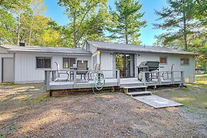 2 Blocks to Boat Ramp: Higgins Lake House w/ Grill
