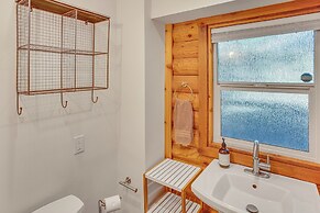 Cabin ~ 1 Mi to Lake Gregory & Hiking!