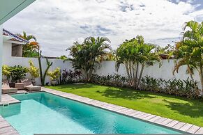 Villa Maje by Alfred in Bali - Tropical 3BD Villa w Pool Near Batu Bel