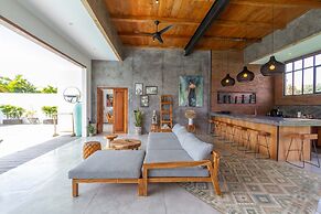 Villa Maje by Alfred in Bali - Tropical 3BD Villa w Pool Near Batu Bel