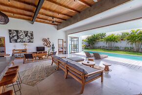 Villa Maje by Alfred in Bali - Tropical 3BD Villa w Pool Near Batu Bel