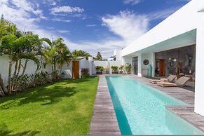 Villa Maje by Alfred in Bali - Tropical 3BD Villa w Pool Near Batu Bel