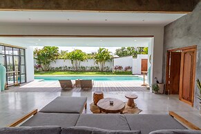 Villa Maje by Alfred in Bali - Tropical 3BD Villa w Pool Near Batu Bel