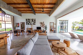 Villa Maje by Alfred in Bali - Tropical 3BD Villa w Pool Near Batu Bel