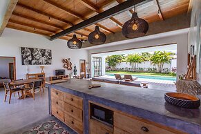 Villa Maje by Alfred in Bali - Tropical 3BD Villa w Pool Near Batu Bel