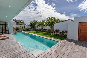 Villa Maje by Alfred in Bali - Tropical 3BD Villa w Pool Near Batu Bel