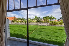 Villa Maje by Alfred in Bali - Tropical 3BD Villa w Pool Near Batu Bel