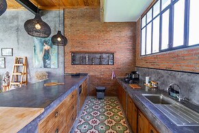 Villa Maje by Alfred in Bali - Tropical 3BD Villa w Pool Near Batu Bel