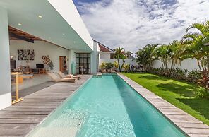 Villa Maje by Alfred in Bali - Tropical 3BD Villa w Pool Near Batu Bel