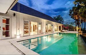 Villa Eden Roc by Alfred in Bali - Luxury Beachfront 3BR Villa With In