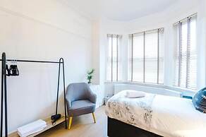 Spacious Bed Rest Stay in Salford City
