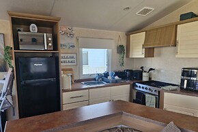 3 Bed Caravan - Sleeps 8 - Pets Allowed - Pool