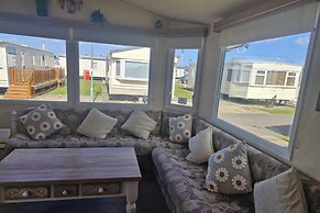 3 Bed Caravan - Sleeps 8 - Pets Allowed - Pool