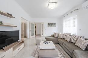 Hometown Apartment in Gjirokaster