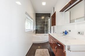 Exclusive Lake Villa