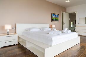 Exclusive Lake Villa