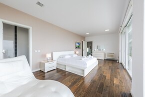 Exclusive Lake Villa