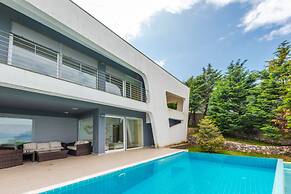 Exclusive Lake Villa