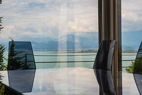 Exclusive Lake Villa