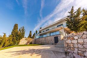 Villa Serenity Luxury Lakeside Manor