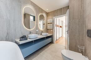 Villa Serenity Luxury Lakeside Manor