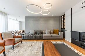 Villa Serenity Luxury Lakeside Manor