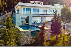 Villa Serenity Luxury Lakeside Manor