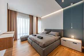 Villa Serenity Luxury Lakeside Manor