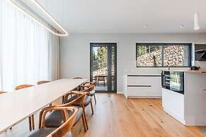 Villa Serenity Luxury Lakeside Manor