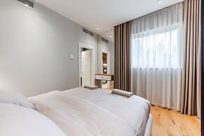 Villa Serenity Luxury Lakeside Manor