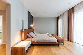 Villa Serenity Luxury Lakeside Manor