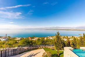 Villa Serenity Luxury Lakeside Manor