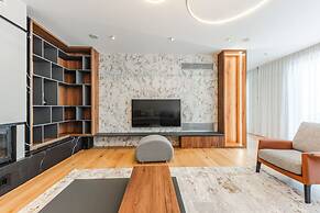 Villa Serenity Luxury Lakeside Manor