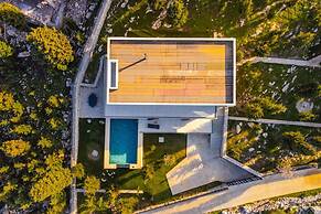 Villa Serenity Luxury Lakeside Manor