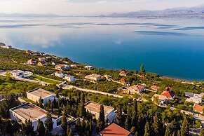 Villa Serenity Luxury Lakeside Manor