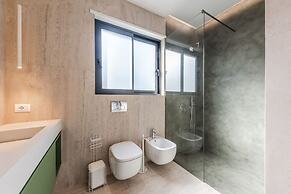 Villa Serenity Luxury Lakeside Manor