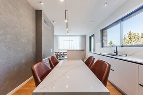 Villa Serenity Luxury Lakeside Manor