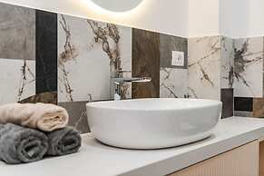 Villa Serenity Luxury Lakeside Manor