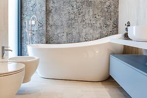 Villa Serenity Luxury Lakeside Manor