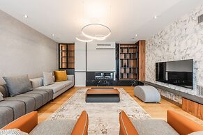 Villa Serenity Luxury Lakeside Manor