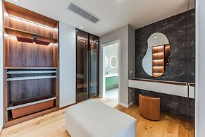 Villa Serenity Luxury Lakeside Manor