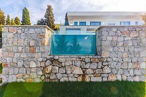 Villa Serenity Luxury Lakeside Manor