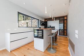 Villa Serenity Luxury Lakeside Manor